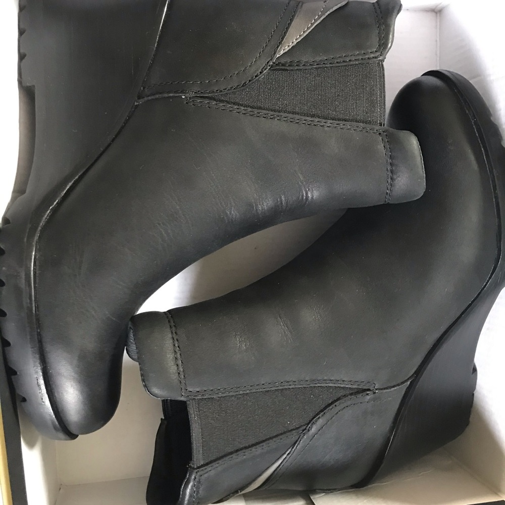 Brand new, never worn. Sorel wedge boots.